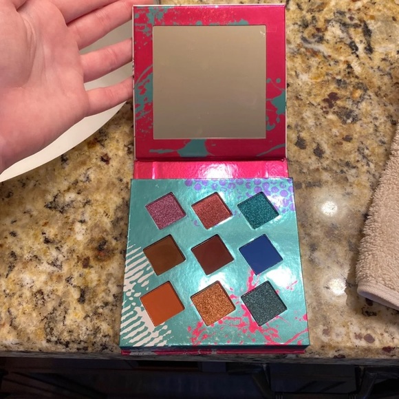 Hank & Henry Living in Color Eyeshadow Pallette - Picture 3 of 4